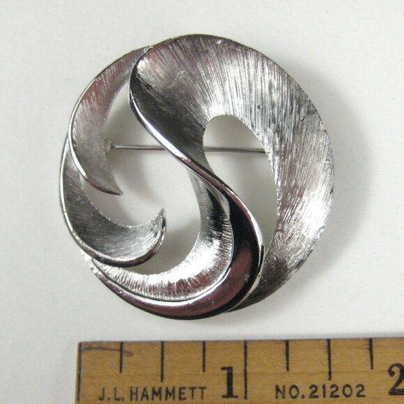 Abstract Pin Brooch Silvertone Metal 1.6 Inch Vintage Modern Round Swirl Wave - Picture 2 of 5